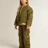Chaqueta bomber infantil de nailon verde militar con letras en la espalda
