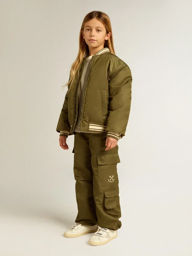 Chaqueta bomber infantil de nailon verde militar con letras en la espalda