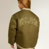 Chaqueta bomber infantil de nailon verde militar con letras en la espalda
