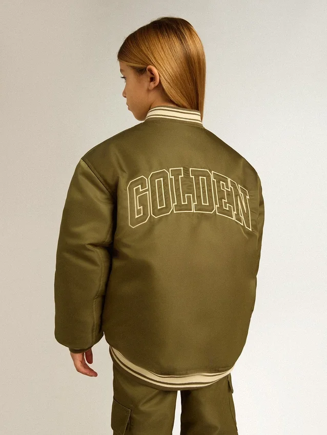 Chaqueta bomber infantil de nailon verde militar con letras en la espalda
