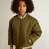 Chaqueta bomber infantil de nailon verde militar con letras en la espalda