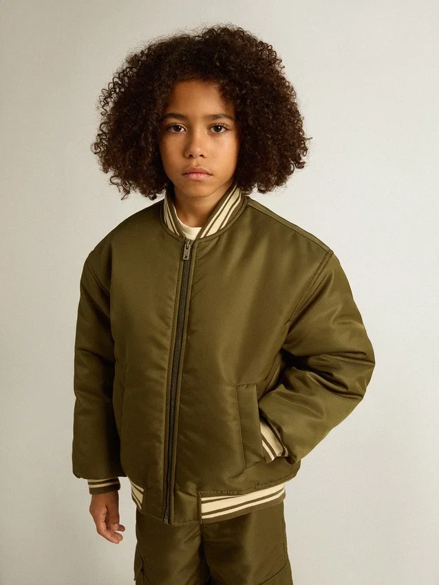 Chaqueta bomber infantil de nailon verde militar con letras en la espalda