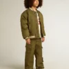 Chaqueta bomber infantil de nailon verde militar con letras en la espalda