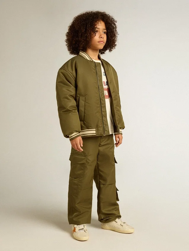 Chaqueta bomber infantil de nailon verde militar con letras en la espalda