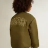 Chaqueta bomber infantil de nailon verde militar con letras en la espalda