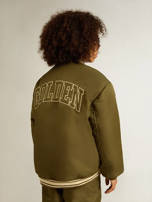 Chaqueta bomber infantil de nailon verde militar con letras en la espalda