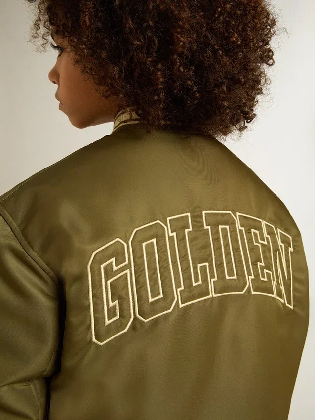 Chaqueta bomber infantil de nailon verde militar con letras en la espalda