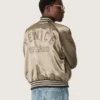 Chaqueta bomber unisex de satén verde con dobladillos y cuello acanalados