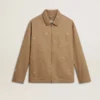 Chaqueta de hombre en color beige con bordado floral y cremallera completa