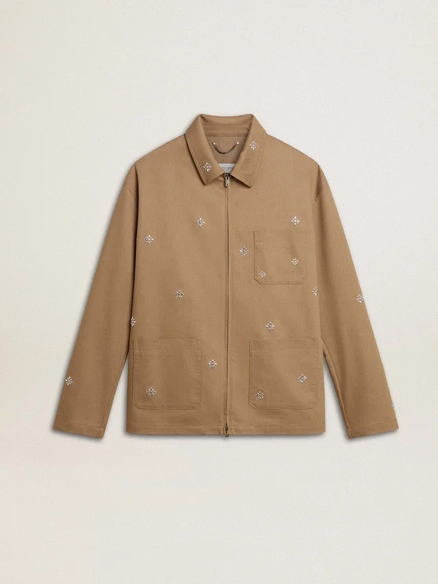 Chaqueta de hombre en color beige con bordado floral y cremallera completa