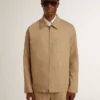 Chaqueta de hombre en color beige con bordado floral y cremallera completa