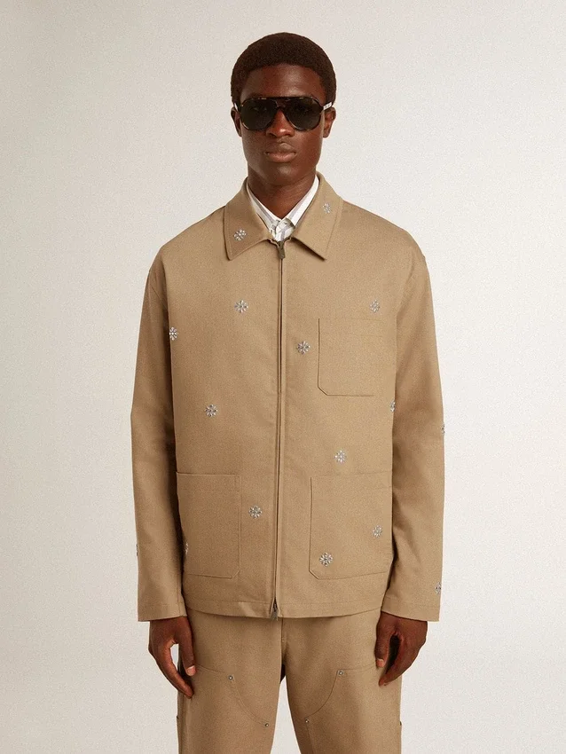 Chaqueta de hombre en color beige con bordado floral y cremallera completa