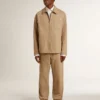 Chaqueta de hombre en color beige con bordado floral y cremallera completa