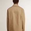 Chaqueta de hombre en color beige con bordado floral y cremallera completa
