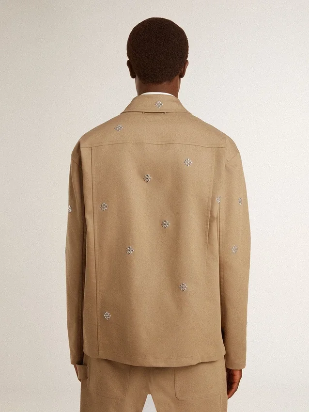 Chaqueta de hombre en color beige con bordado floral y cremallera completa