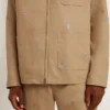 Chaqueta de hombre en color beige con bordado floral y cremallera completa