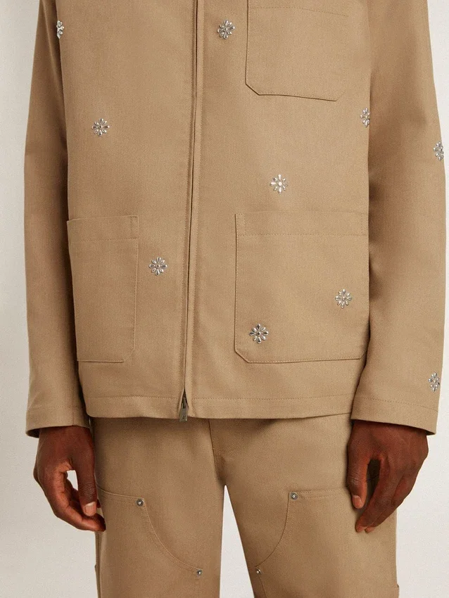 Chaqueta de hombre en color beige con bordado floral y cremallera completa