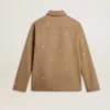 Chaqueta de hombre en color beige con bordado floral y cremallera completa