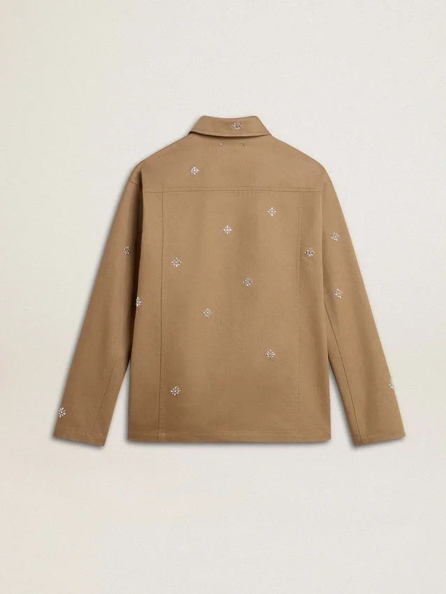 Chaqueta de hombre en color beige con bordado floral y cremallera completa