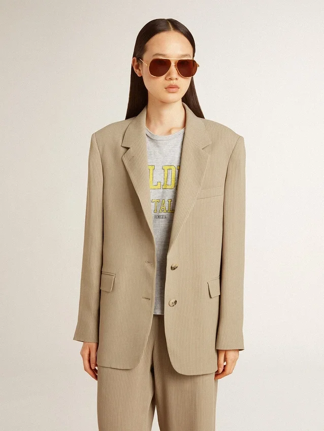 Chaqueta de mujer de corte sencillo con rayas finas en color beige y corte oversize