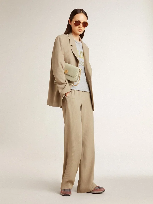 Chaqueta de mujer de corte sencillo con rayas finas en color beige y corte oversize