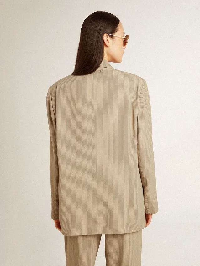 Chaqueta de mujer de corte sencillo con rayas finas en color beige y corte oversize