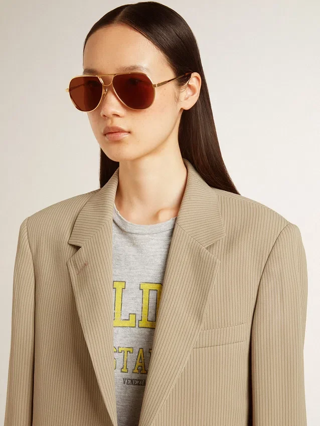 Chaqueta de mujer de corte sencillo con rayas finas en color beige y corte oversize