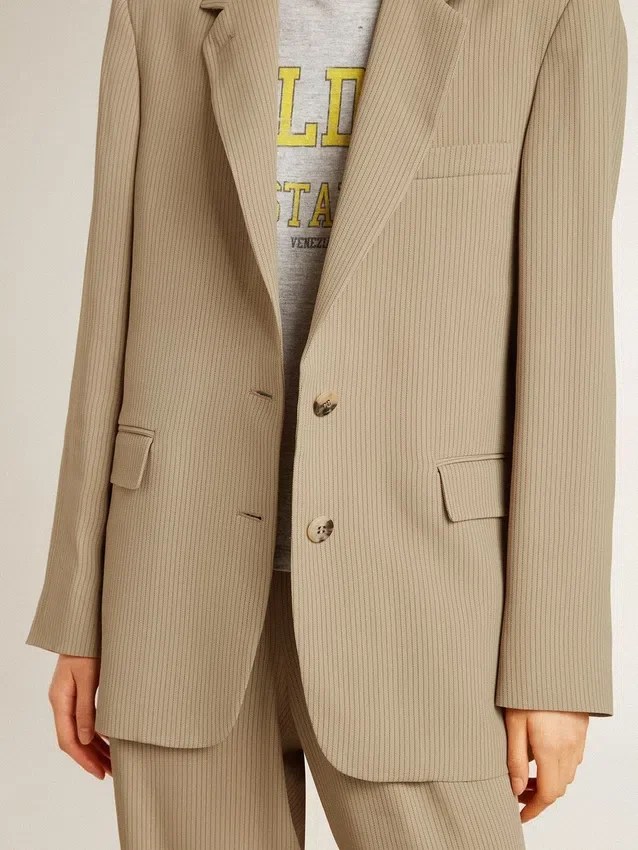 Chaqueta de mujer de corte sencillo con rayas finas en color beige y corte oversize