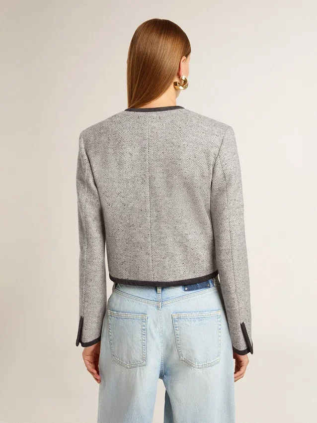 Chaqueta de mujer de lana y seda gris con ribetes de ante negro