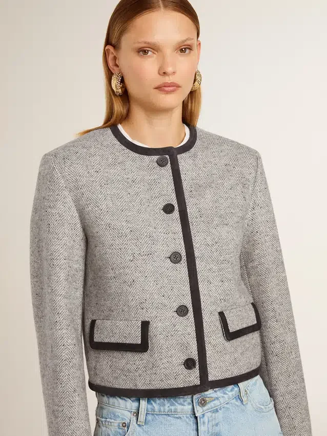 Chaqueta de mujer de lana y seda gris con ribetes de ante negro
