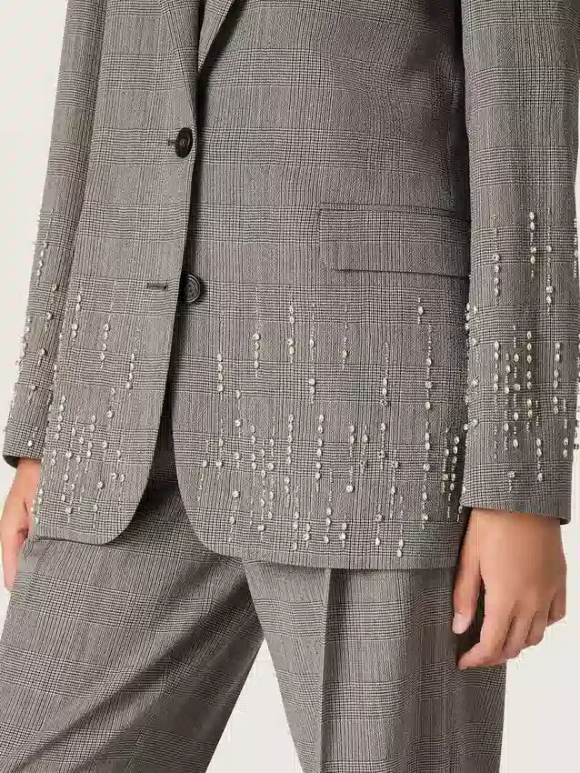Chaqueta de mujer en estampado de cuadros Príncipe de Gales gris con bordados de cristales