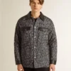 Chaqueta gris con diseño en espiga y detalles de cuero negro