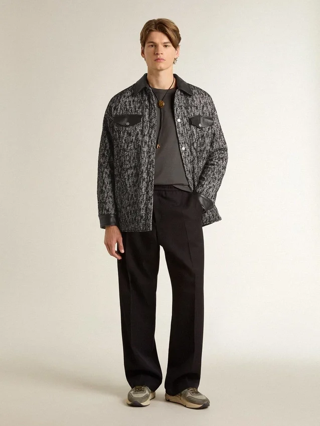 Chaqueta gris con diseño en espiga y detalles de cuero negro