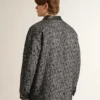 Chaqueta gris con diseño en espiga y detalles de cuero negro