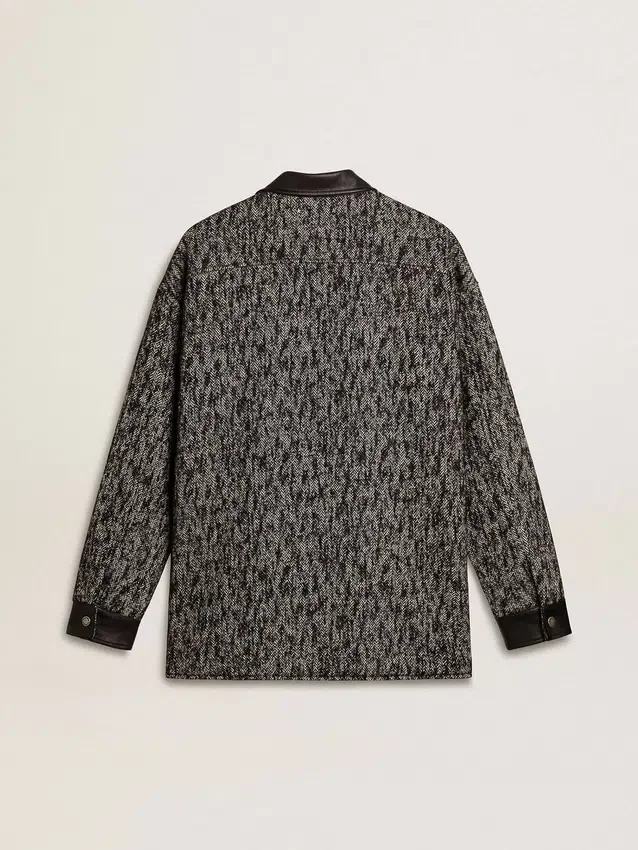 Chaqueta gris con diseño en espiga y detalles de cuero negro
