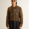 Chaqueta motera corta de piel marrón para mujer con cremallera