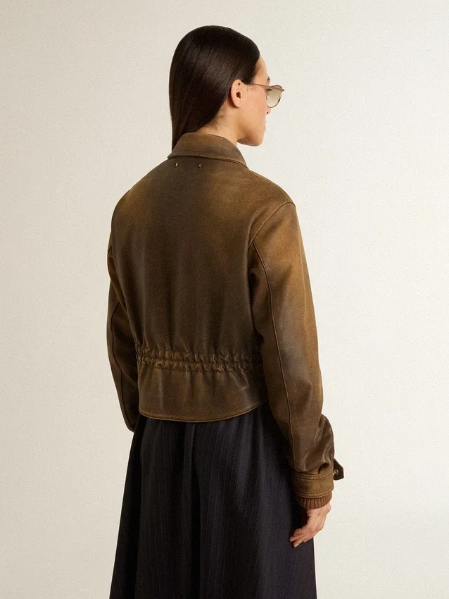 Chaqueta motera corta de piel marrón para mujer con cremallera