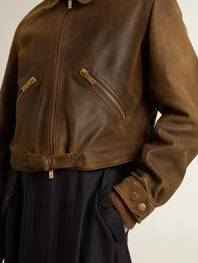 Chaqueta motera corta de piel marrón para mujer con cremallera