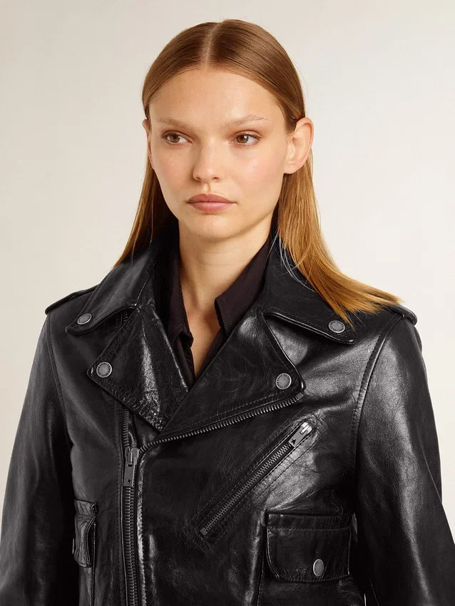 Chaqueta motera de cuero negro para mujer con efecto brillante