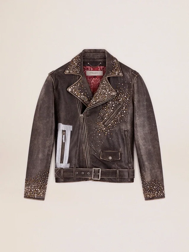 Chaqueta motera de cuero para hombre con tachuelas martilladas y cinta adhesiva