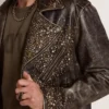 Chaqueta motera de cuero para hombre con tachuelas martilladas y cinta adhesiva
