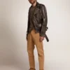 Chaqueta motera de cuero para hombre con tachuelas martilladas y cinta adhesiva