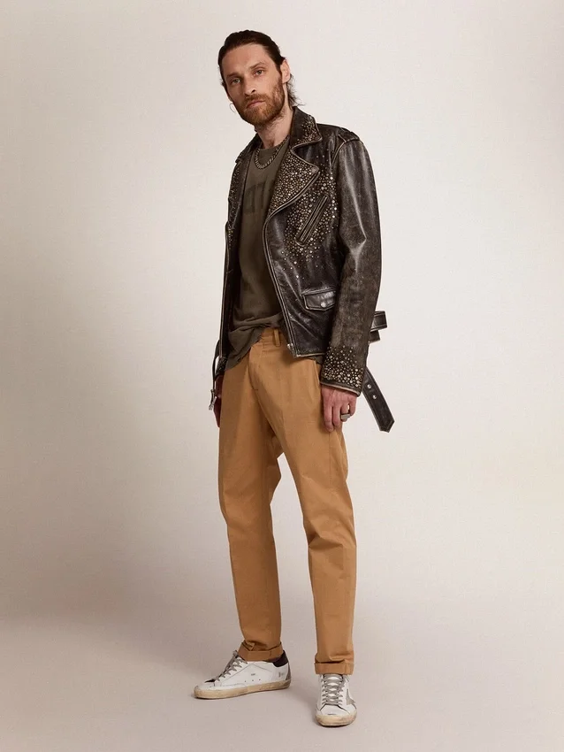 Chaqueta motera de cuero para hombre con tachuelas martilladas y cinta adhesiva