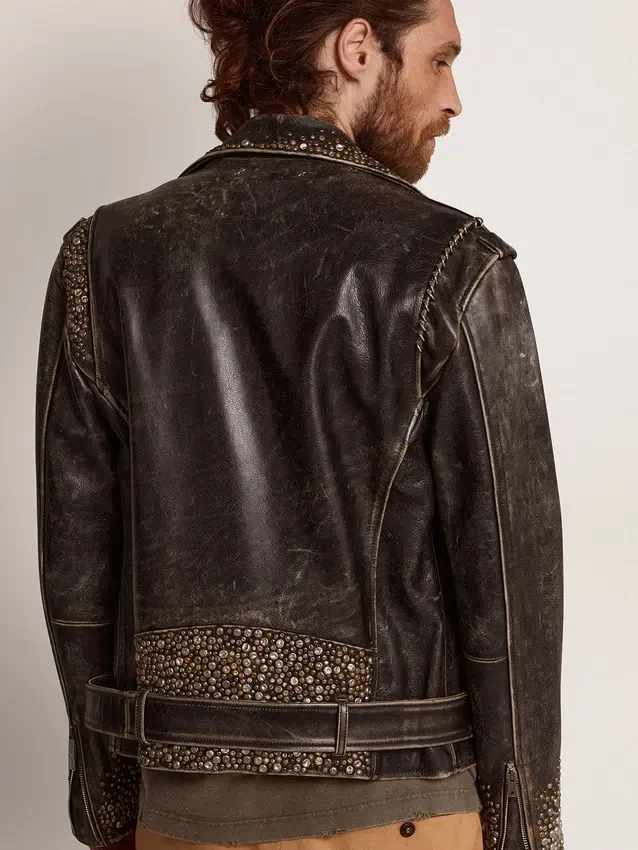 Chaqueta motera de cuero para hombre con tachuelas martilladas y cinta adhesiva