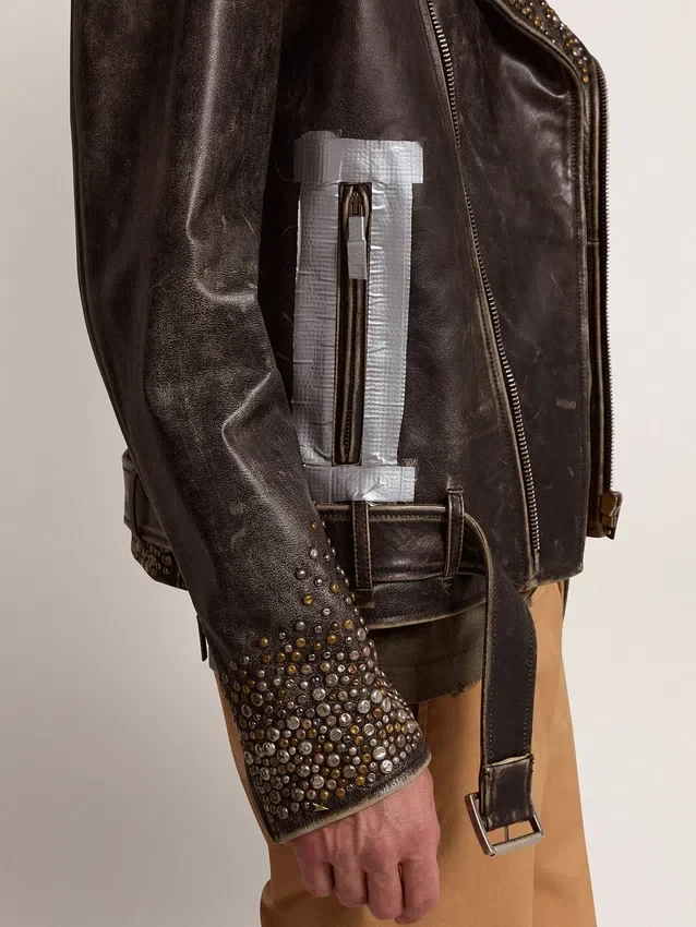 Chaqueta motera de cuero para hombre con tachuelas martilladas y cinta adhesiva