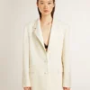Chaqueta oversize de un solo pecho en color blanco con efecto seda y bordados