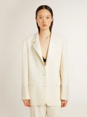 Chaqueta oversize de un solo pecho en color blanco con efecto seda y bordados