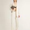 Chaqueta oversize de un solo pecho en color blanco con efecto seda y bordados
