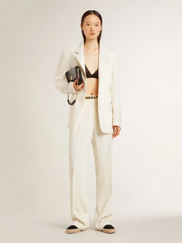 Chaqueta oversize de un solo pecho en color blanco con efecto seda y bordados