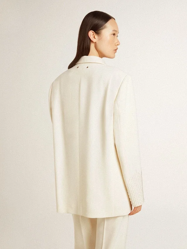 Chaqueta oversize de un solo pecho en color blanco con efecto seda y bordados